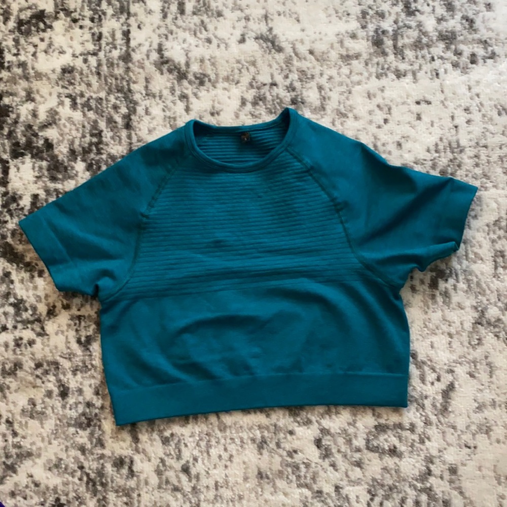 Alphalete cropped workout top